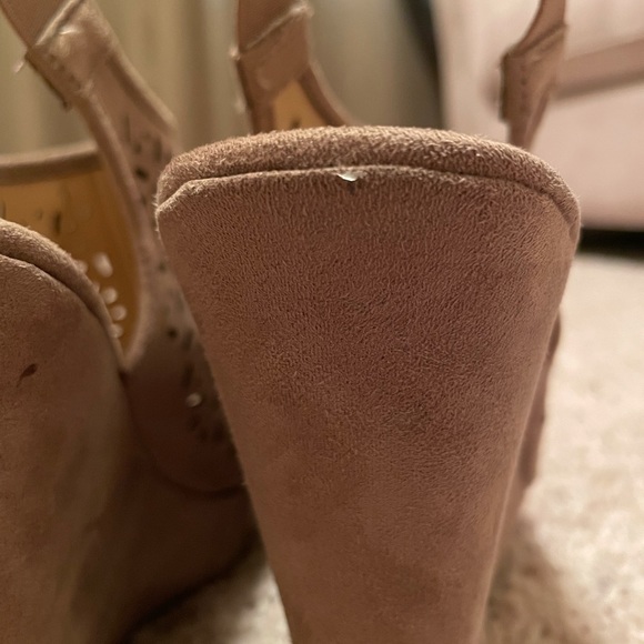 Chinese Laundry eyelet wedges - Picture 2 of 5